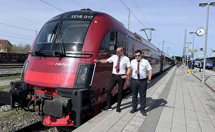 Railjet 2.Gen am Bahnsteig in Rosenheim auf der Premierenfahrt (&copy;Foto: Martin Schmitz)